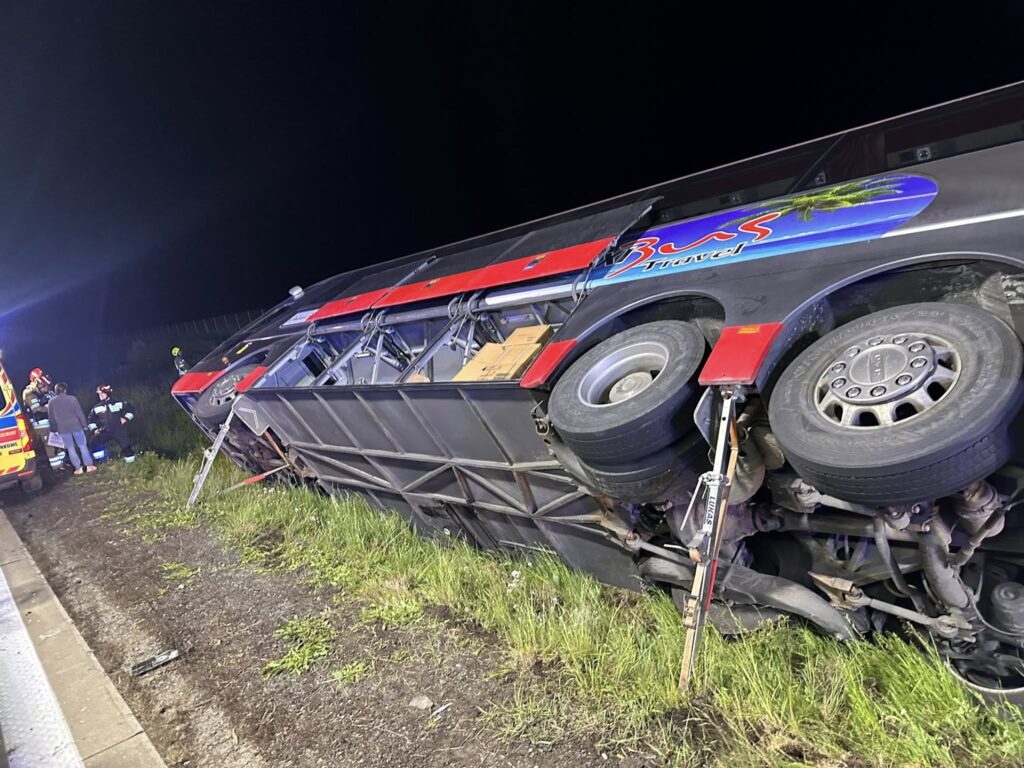 Dolnośląskie: Autobus z amerykańskimi żołnierzami wypadł z trasy na A4. Policja prostuje wcześniejsze informacje