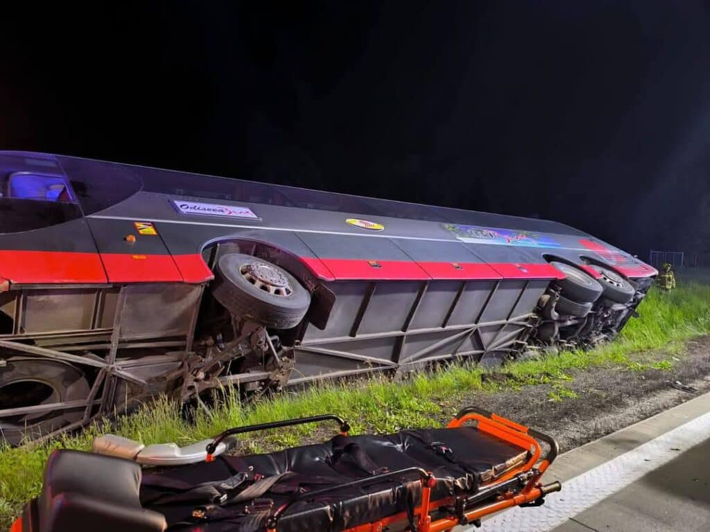 Dolnośląskie: Autobus z amerykańskimi żołnierzami wypadł z trasy na A4. Policja prostuje wcześniejsze informacje