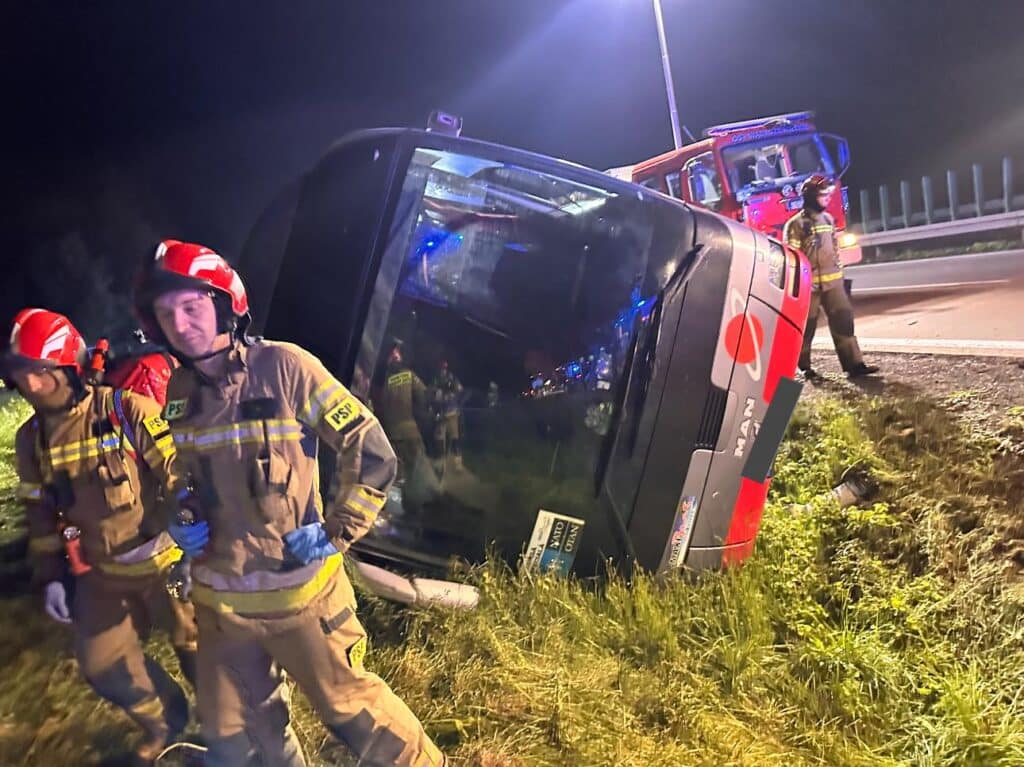 Wypadek autobusu na A4: Nie z rumuńską wycieczką, tylko z amerykańskim wojskiem fot. PSP Jawor