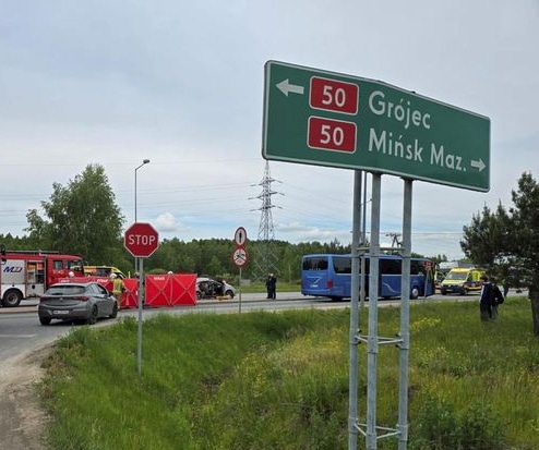 Mińsk Maz.: Śmiertelny wypadek na DK50. W zderzeniu z autobusem zginęły dwie osoby fot. Super Express