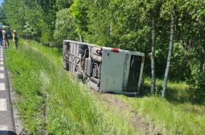 Warmińsko-mazurskie/ Autobus wycieczkowy z uczniami wpadł do rowu; 5 dzieci trafiło do szpitala