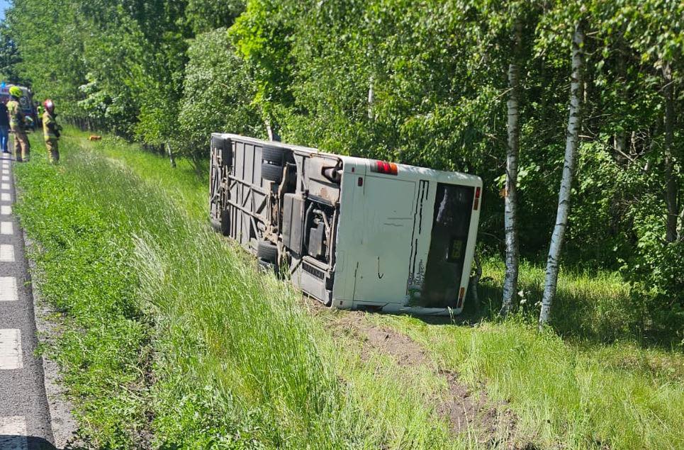 Warmińsko-mazurskie: Autobus z uczniami w rowie. Pięcioro pasażerów trafiło do szpitala