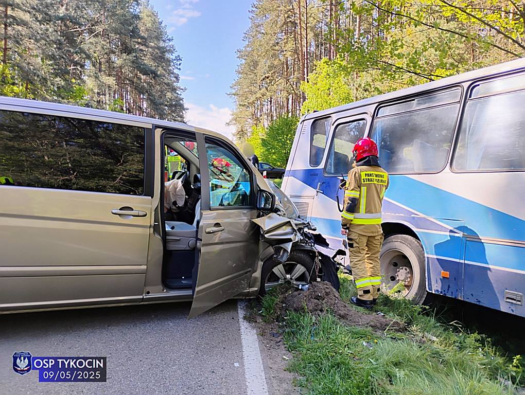 Podlaskie: Tragedia na trasie Sokoły-Jeżewo. Śmierć kierowcy autobusu PKS Nova fot. OSP Tykocin