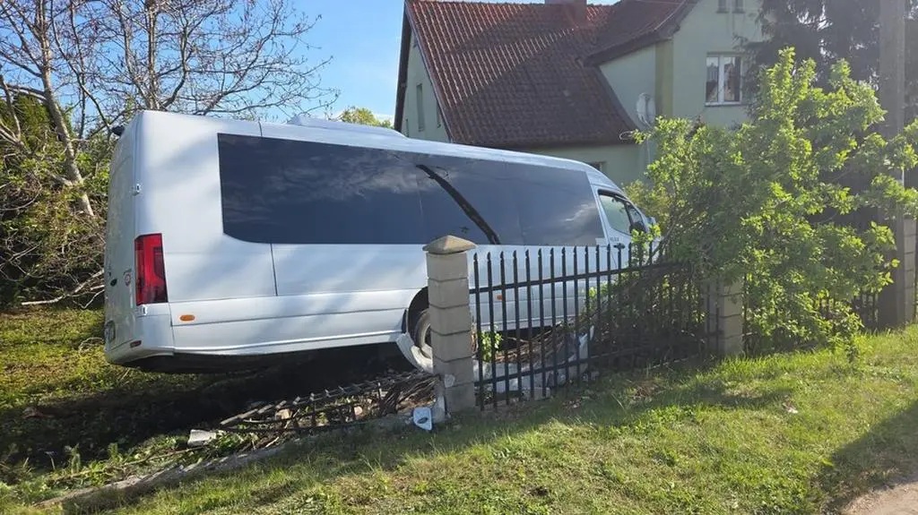 Autobus próbował ominąć przechodzącą przez jezdnię kobietę / fot. KW PSP Olsztyn