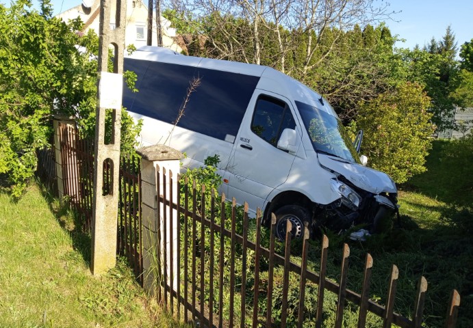 Wypadek w powiecie olsztyńskim. Autobus z dziećmi zjechał z drogi, pięć osób rannych