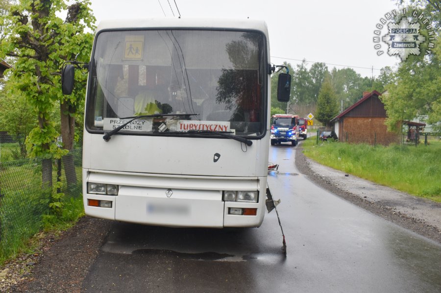 Śląskie: Pijany kierowca staranował autobus szkolny w Przyłęku. W środku były dzieci / fot. Policja