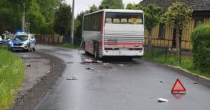 Śląskie: Pijany kierowca staranował autobus szkolny w Przyłęku. W środku były dzieci