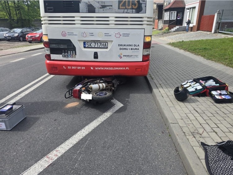 Wypadek w Pszowie: Skuterem wjechał pod autobus komunikacji miejskiej fot. POlicja