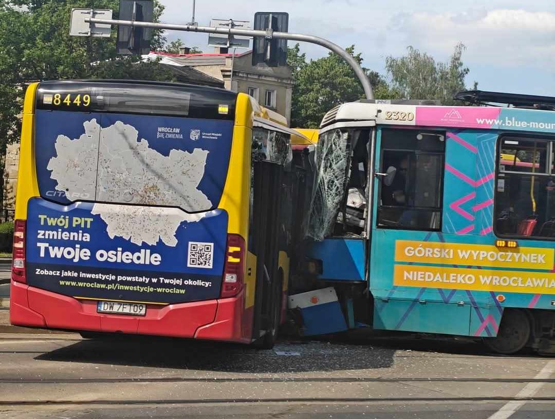 Infobus - Wrocław: 13 osób rannych w zderzeniu autobusu z tramwajem. MPK wyznaczyło objazdy