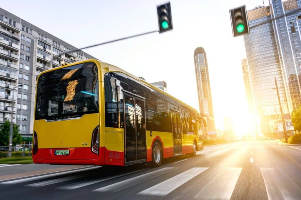 MZA Warszawa czeka z umową na 30 przegubowych MAXI elektrobusów od Yutonga / fot. Busnex Poland