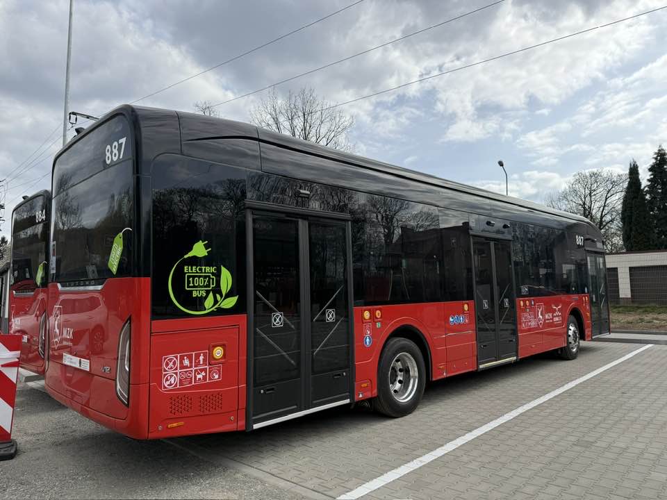 MZK Jelenia Góra wybrała pierwsze MIDI i MEGA elektrobusy. Ósemka Yutongów od Busnex