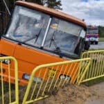 Oto trzy proste pytania do podanego tekstu: 1. Gdzie doszło do zderzenia autobusu szkolnego z vanem? 2. Czy którykolwiek z uczniów odniósł poważne obrażenia? 3. Jakie służby zostały wezwane na miejsce wypadku?