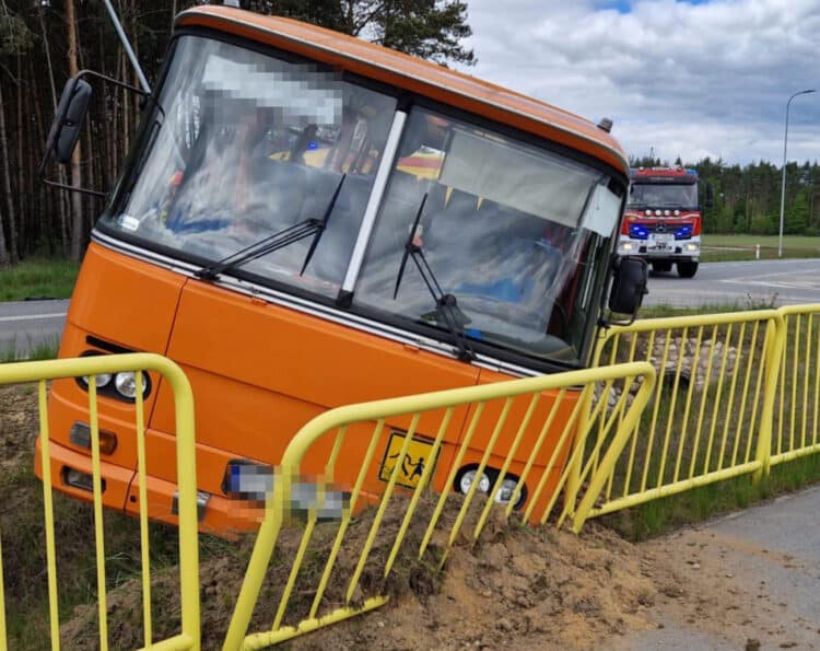 Kochanów: Autobus szkolny w rowie. Po wypadku z vanem