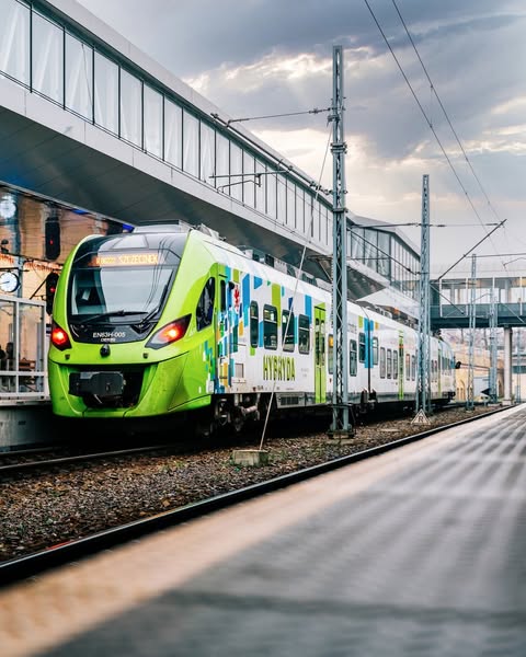 Przyspieszonym pociągiem na Pojezierze Drawskie foto: UMWZP