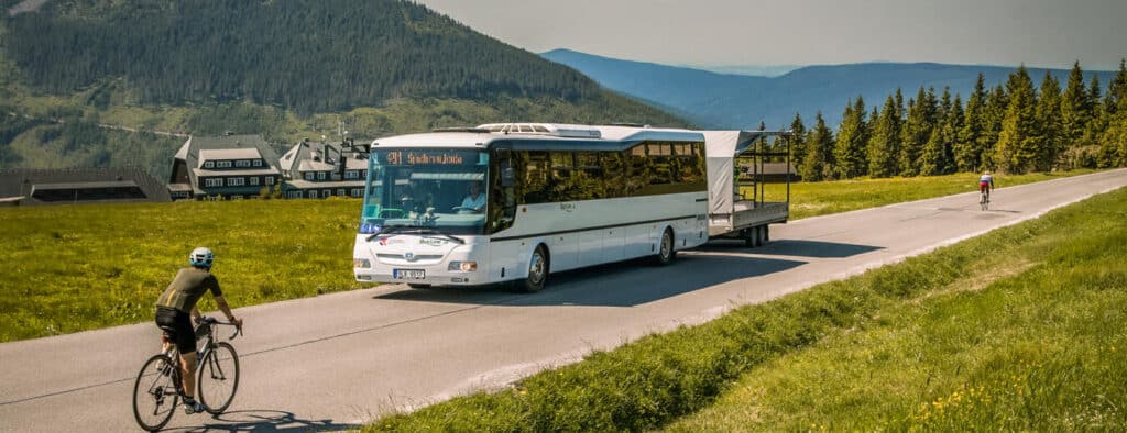 Czechy na rowerze? Skorzystaj z cykobusów! Sprawdzamy rowerowe autobusy 2025