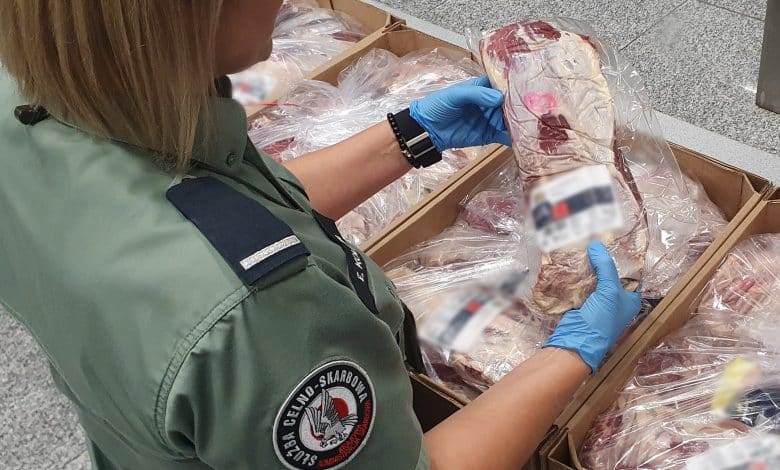 Kraków-Balice: 107 kg mięsa bez zezwoleń. Funkcjonariusze KAS interweniują fot. KAS