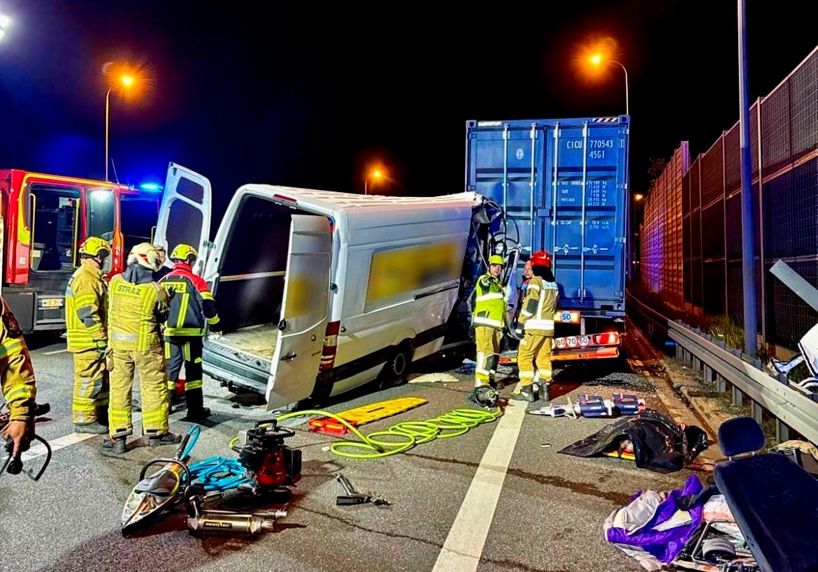 Infobus - Tragedia na S2: Kierowca furgonu przewoził ośmiu pasażerów. Pięcioro nie żyje