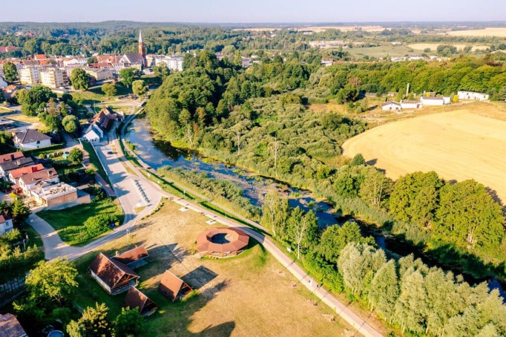 Przyspieszonym pociągiem na Pojezierze Drawskie foto: UMWZP