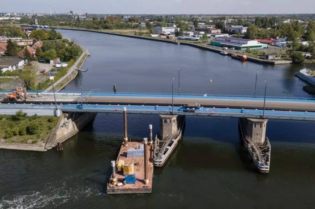 Na powrót ruchu samochodowego i tramwajowego trzeba będzie jeszcze poczekać – miasto szykuje przetarg na generalny remont. Dla mieszkańców dostępna jest bezpłatna komunikacja zastępcza:  Linia T8 i prom co 30 minut / fot. Grzegorz Mehring / gdansk.pl