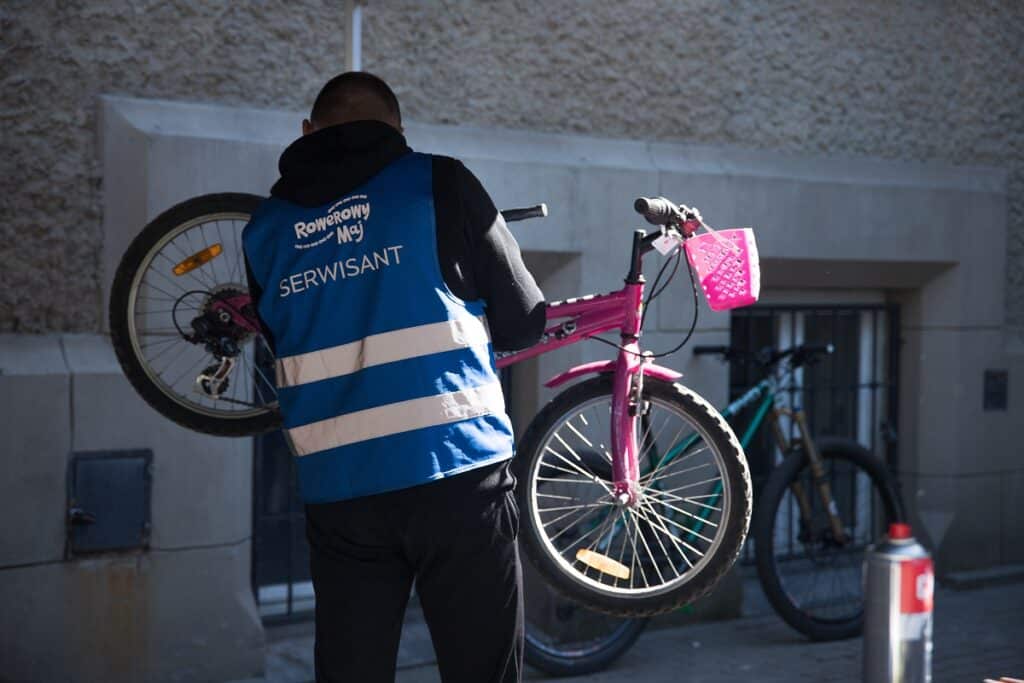 Szkolne serwisy rowerowe – bezpłatne przeglądy dla uczestników akcji Rowerowy Maj w Warszawie UM Warszawa