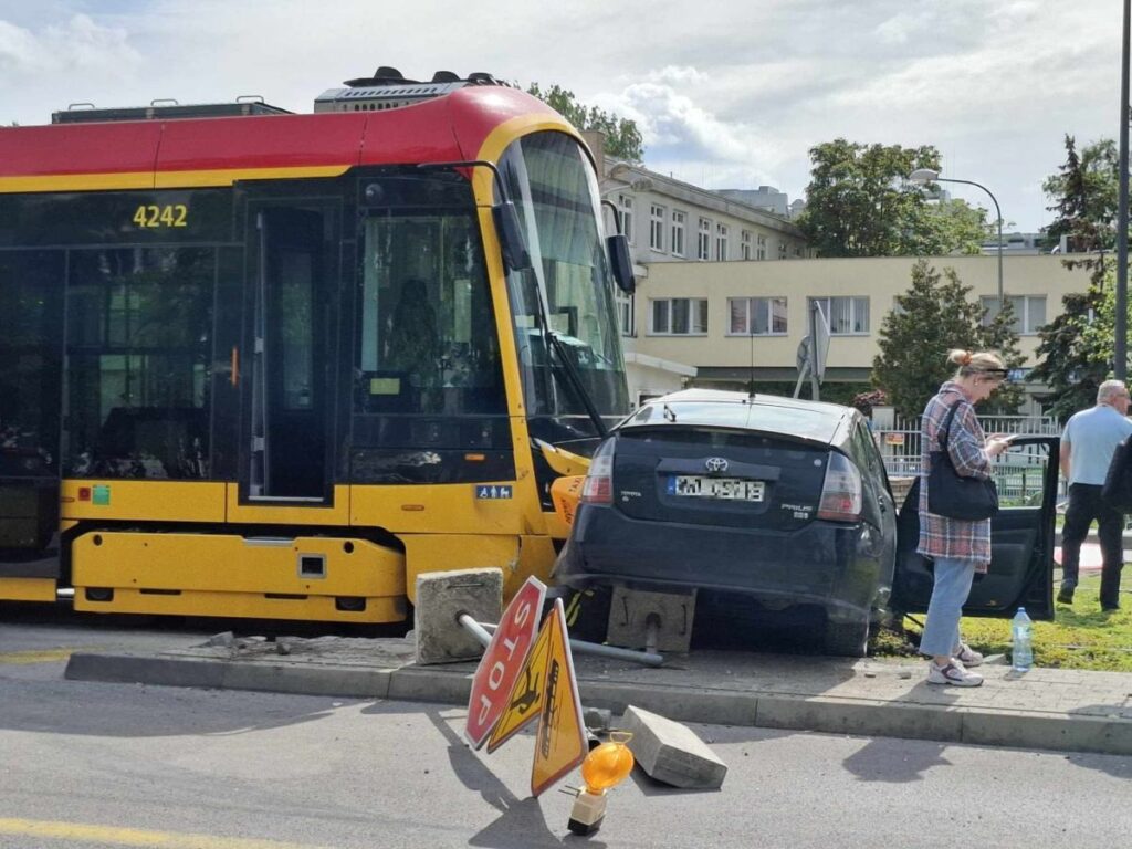 Zderzenie przy Instytucie Psychiatrii i Neurologii zablokowało torowisko w obu kierunkach