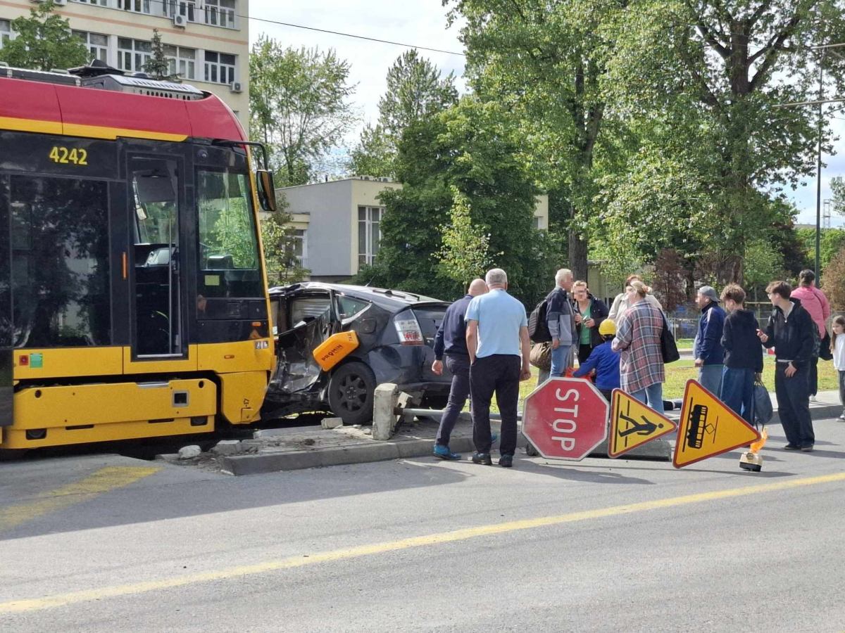 Infotram - Warszawa: Taksówka pod tramwajem przy Sobieskiego. Kierowca chciał skrócić sobie drogę