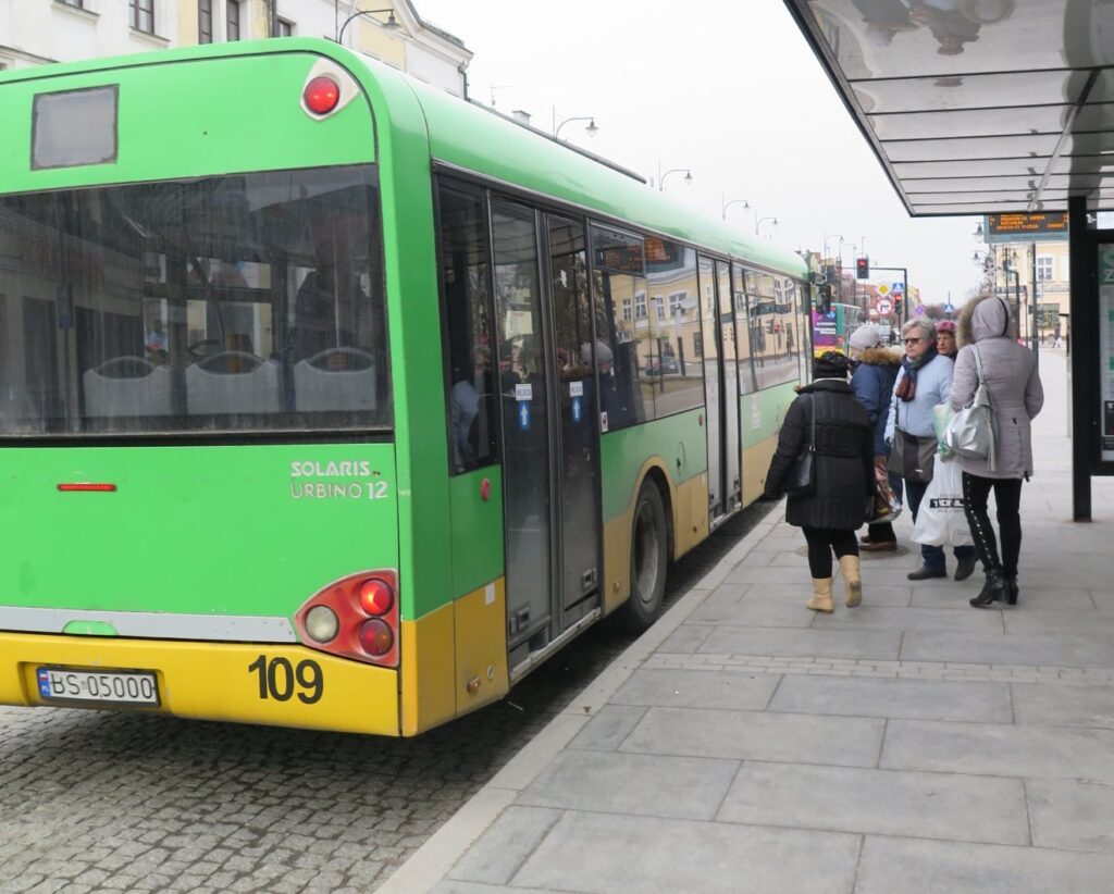 Suwałki mają dwie przystankowe umowy, w tym na pierwszą „smart wiatę”