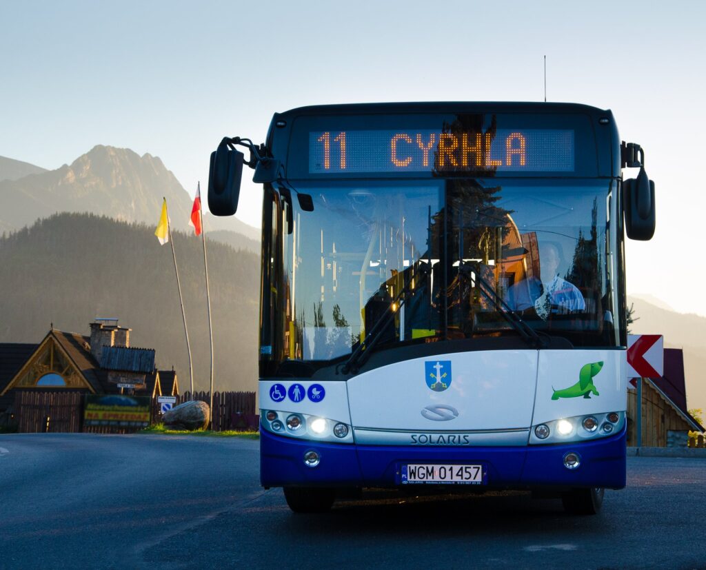 Zakopiańskie „TESKO” wymaga autobusu z szybą przednią dzieloną w pionie. Analiza SWZ