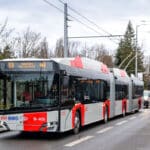 Elektryfikacja linii autobusowych w Pradze jest elementem realizacji Klimatycznego Zobowiązania Miasta Stołecznego Praga, zakładającego redukcję emisji CO₂ o 45% do 2030 roku