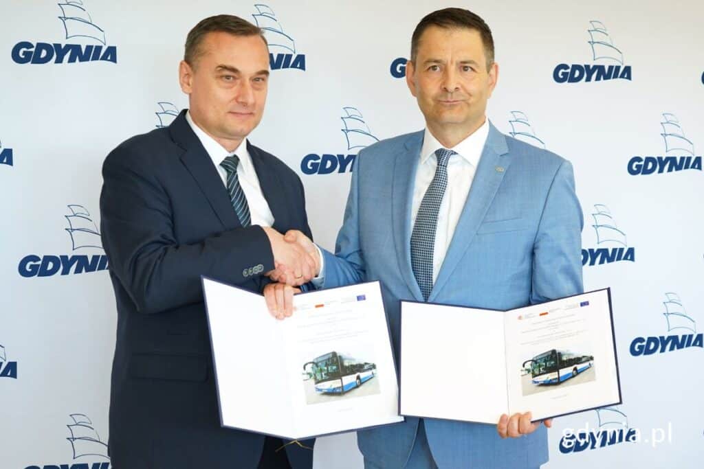 Od lewej: członek zarządu PKA Jacek Szemraj i dyrektor sprzedaży krajowej Solaris Bus & Coach Sp. z o.o.Andrzej Sienkiewicz z umowami na zakup autobusów (fot. Jakub Winiewski)