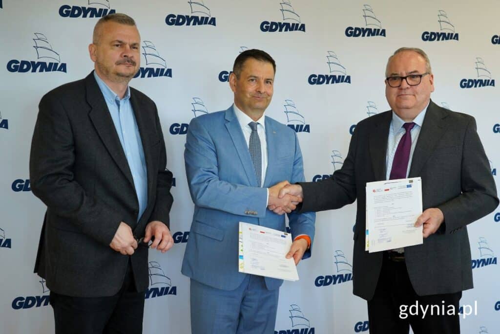 Od lewej: zastępca prezesa zarządu PKT Tomasz Labuda, prezes zarządu PKT Piotr Małolepszy i dyrektor sprzedaży krajowej Solaris Bus & Coach Sp. z o.o. Andrzej Sienkiewicz z umowami na zakup trolejbusów (fot. Jakub Winiewski)