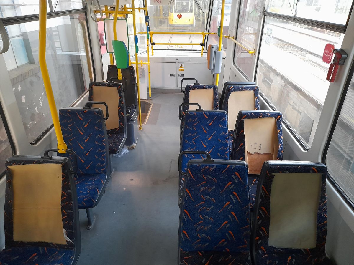 Infotram - W minutę zdewastowali tramwaj. Teraz szuka ich policja