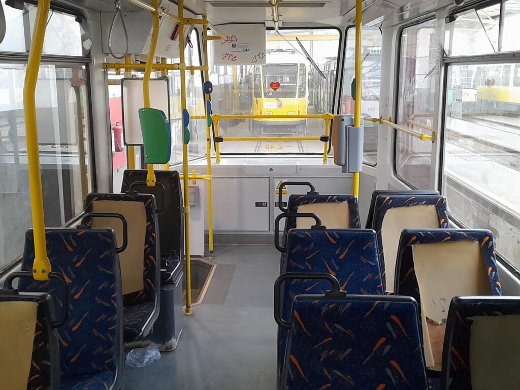 Zdewastowany tramwaj w Szczecinie