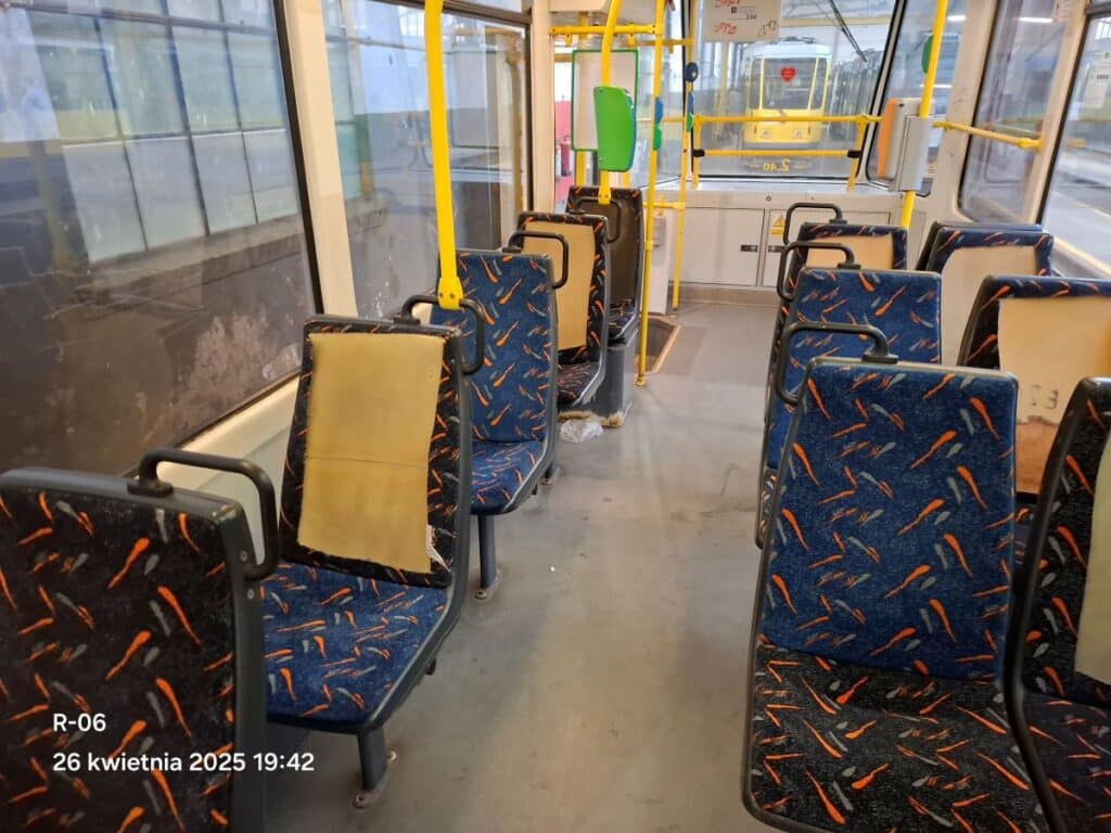 Zdewastowany tramwaj w Szczecinie