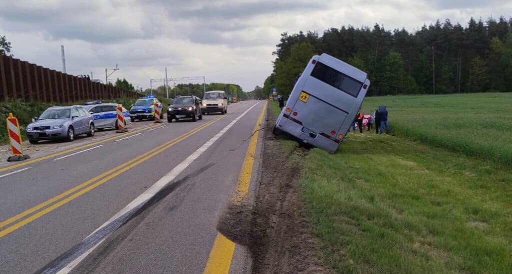 Pomorskie: Na DK6 autobus szkolny z dziećmi zjechał do rowu