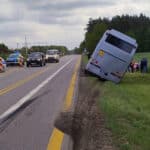 DK6: Autobus z dziećmi wpadł do rowu