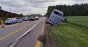 DK6: Autobus z dziećmi wpadł do rowu