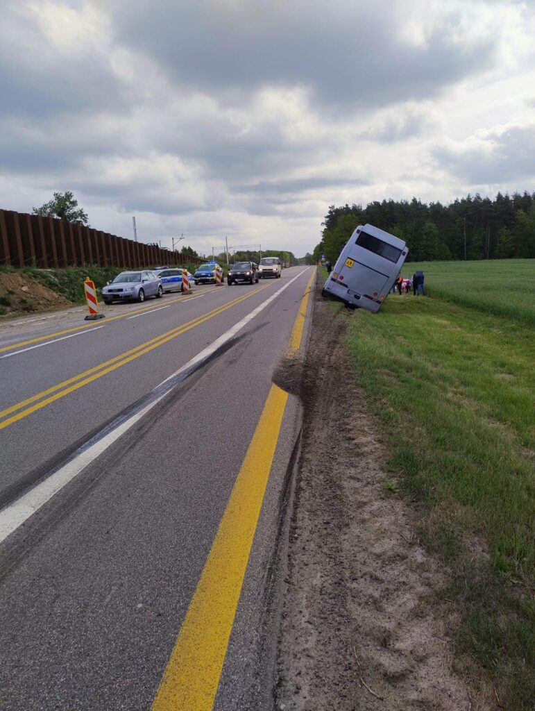 DK6: Autobus z dziećmi wpadł do rowu