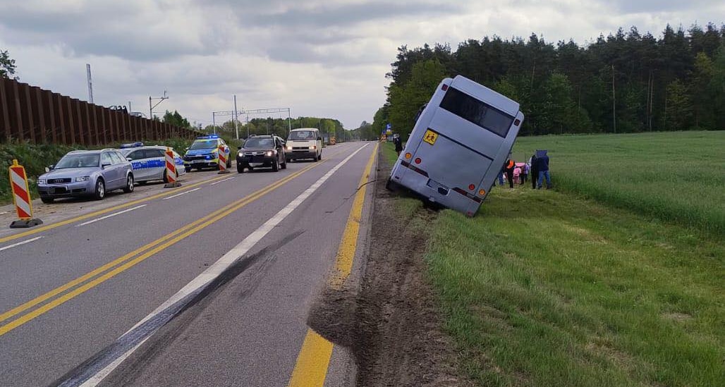 Infobus - Pomorskie: Na DK6 autobus szkolny z dziećmi zjechał do rowu