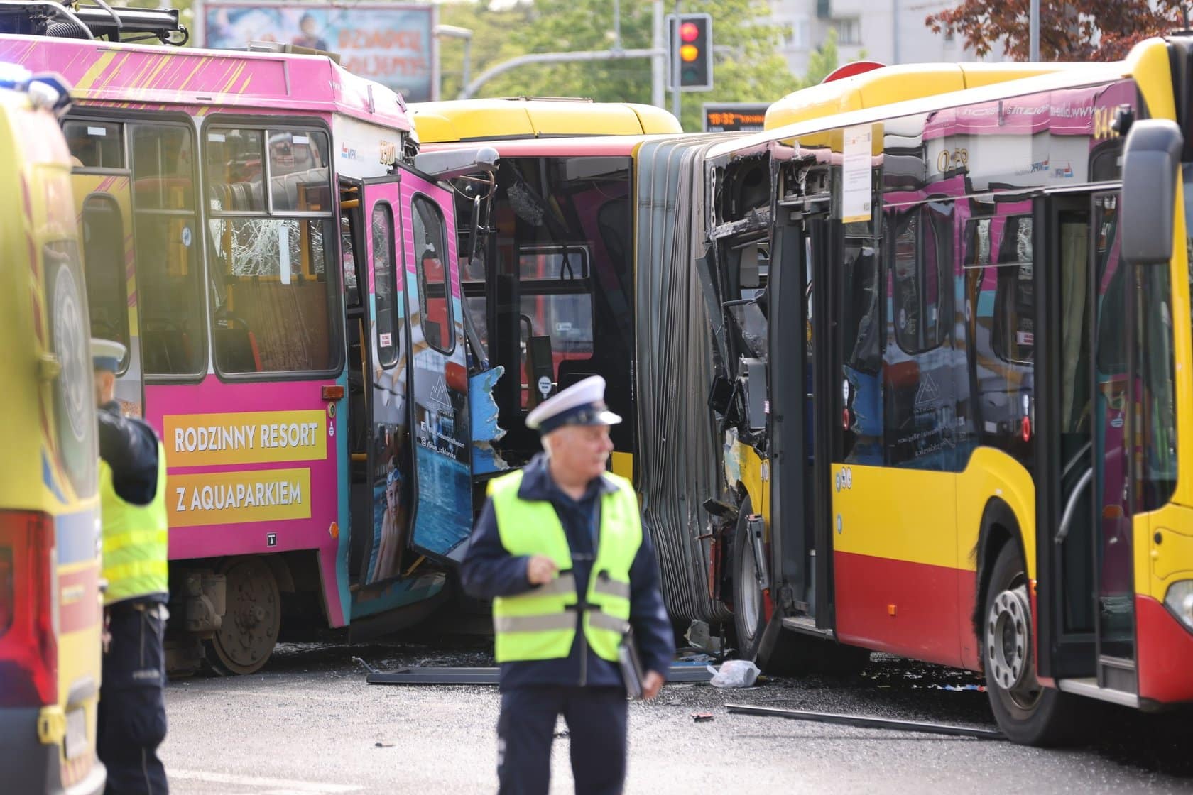 Infotram - Zderzenie tramwaju z autobusem we Wrocławiu. 13 osób rannych