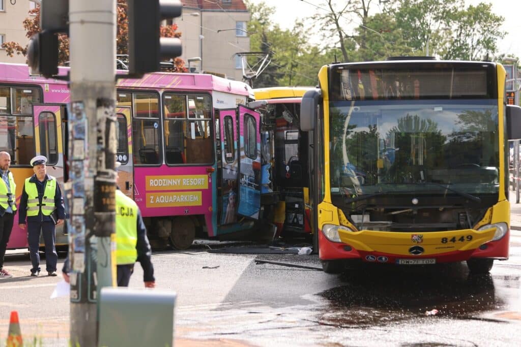 Zderzenie tramwaju z autobusem we Wrocławiu