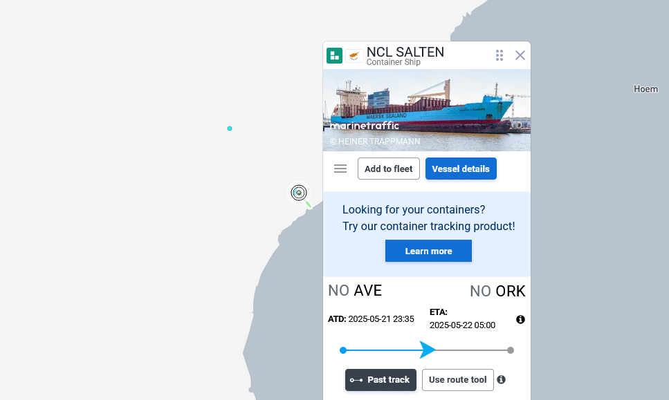 Norwegia: Kontenerowiec wbił się w skały fiordu. Obok zamieszkałego domu