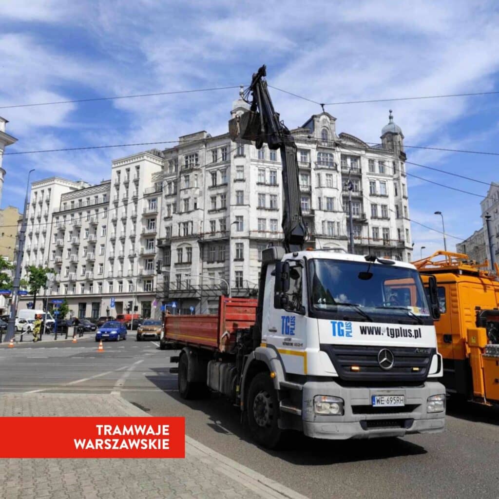 Zerwana trakcja na pl. Unii Lubelskiej w Warszawie. Utrudnienia w kursowaniu tramwajów foto: TW
