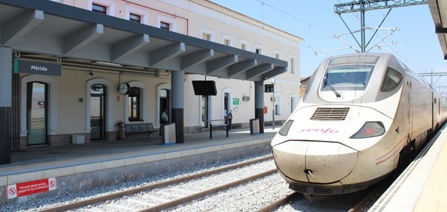 Trzeci pociąg Alvia na trasie Estremadura–Madryt rusza na tory foto: Renfe