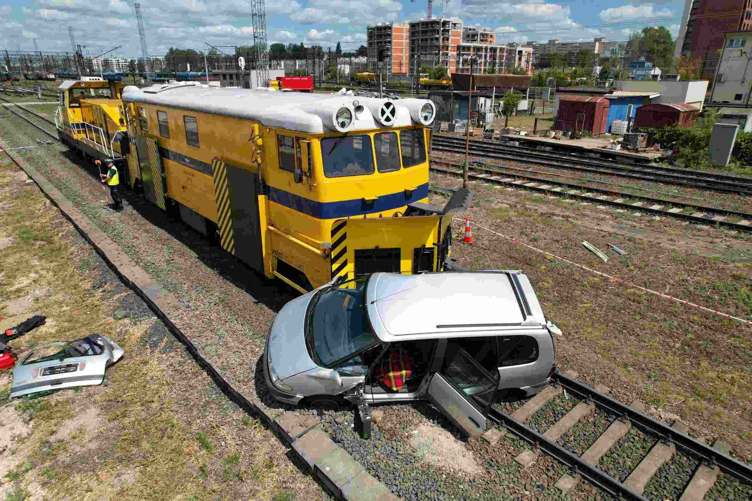 Inforail - Symulacja zderzenia pociągu z samochodem. PKP PLK edukuje w ramach 20-lecia kampanii „Bezpieczny Przejazd”