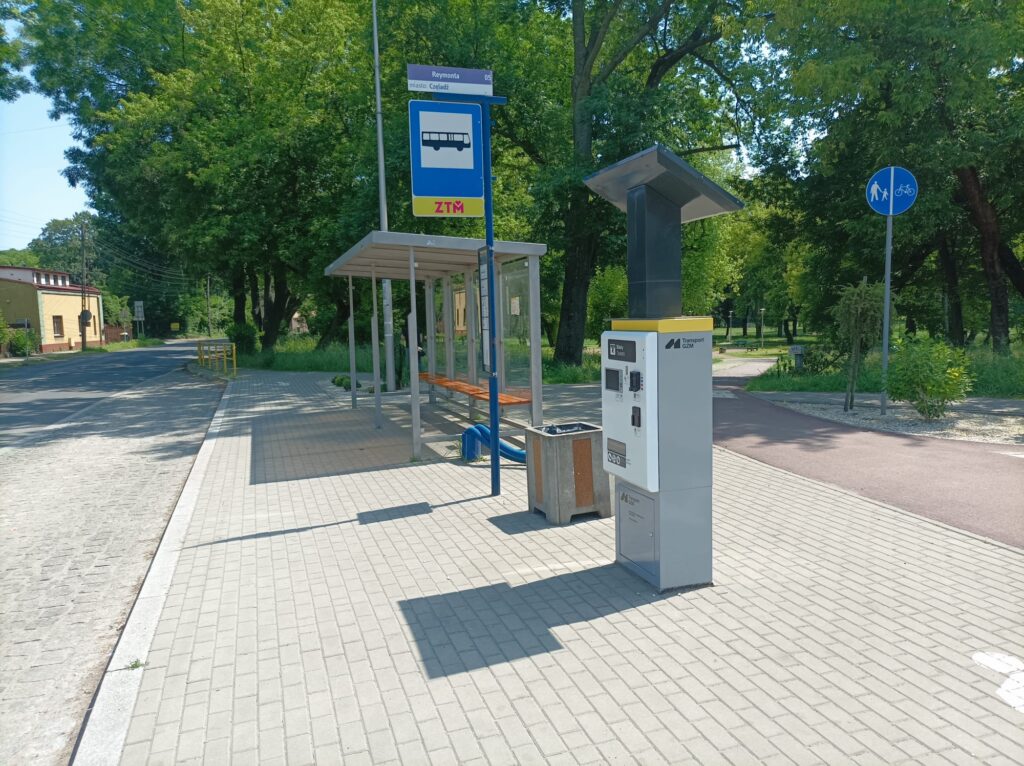 Kolejne solarne automaty włączone do systemu Transport GZM. Czas na ostatnią partię maszyn