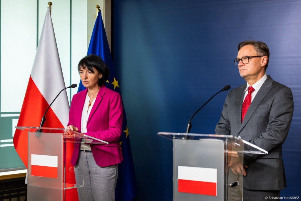 Pierwsza grupa Polaków, którzy opuścili Izrael przez Egipt, wylądowała 18 czerwca rano w Warszawie. Na pokładzie samolotu było ok. 160 osób;
