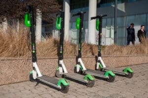 Miasta wprowadzają obostrzenia dotyczące korzystania z elektrycznych hulajnóg