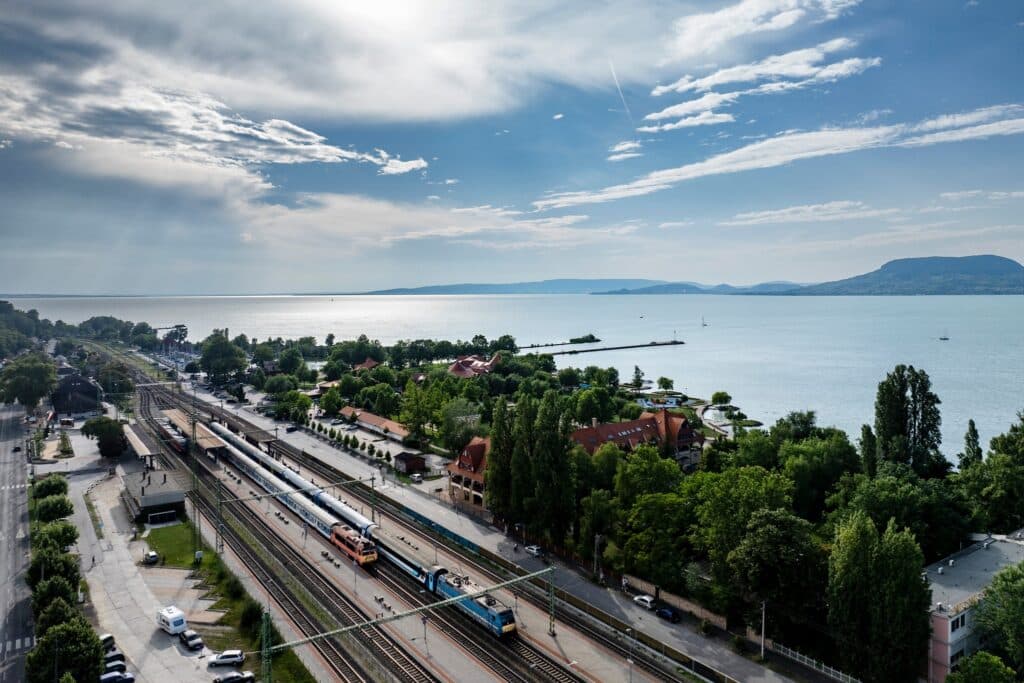 Węgierskie koleje MÁV zwiększają ofertę przewozową nad Balaton na sezon letni 2025 foto: MAV