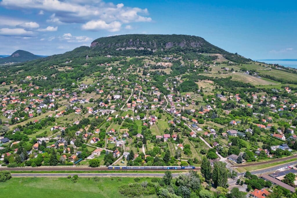 Węgierskie koleje MÁV zwiększają ofertę przewozową nad Balaton na sezon letni 2025 foto: MAV